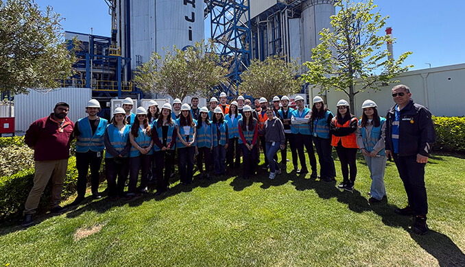Energy Youth College (EYC) öğrencileri santral ziyaretinde grup fotoğrafı